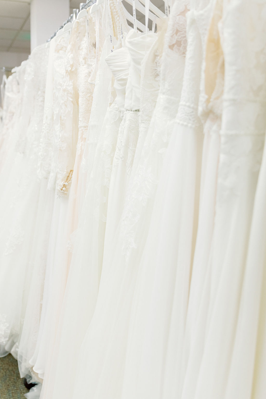 Tips to picking your wedding dress shop Image