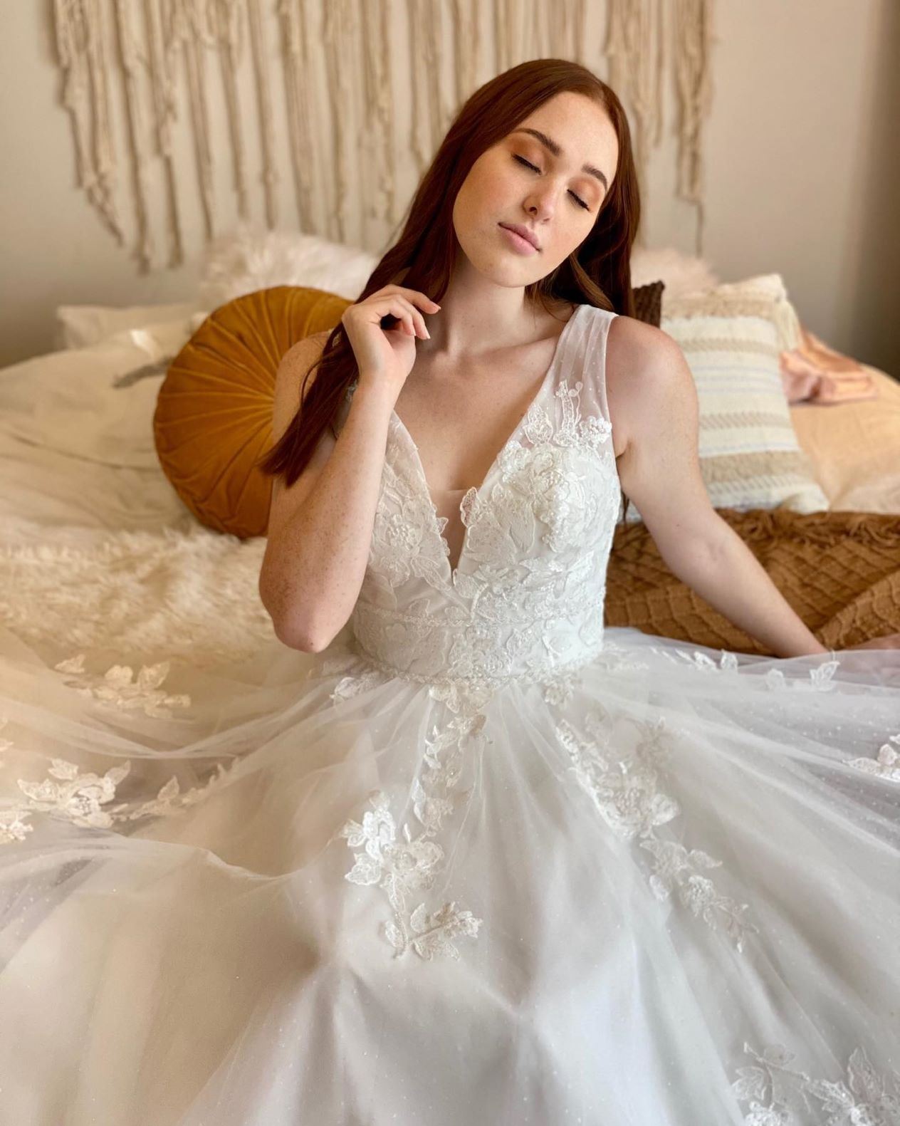 Not your normal wedding dress shopping tips!. Desktop Image